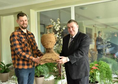 Kūdras skulptūra "Pavasaris" aizceļo uz Jelgavas novada pašvaldību